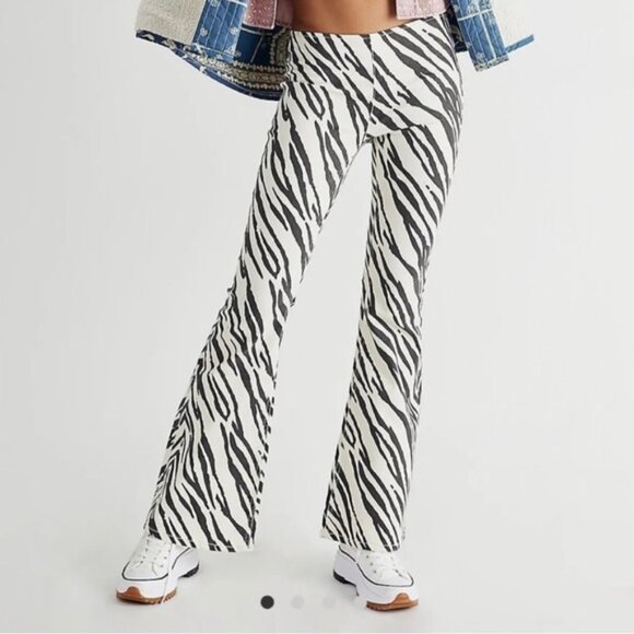 Free People Penny Pull-On Printed Flare Jeans Size 27 - Picture 1 of 4